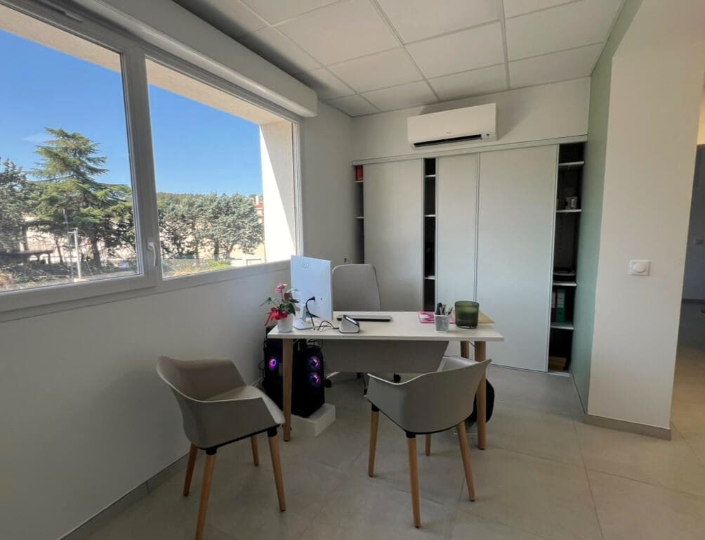 Un cabinet du centre d'Auriol, avec large fenêtre et rangements intégrés
