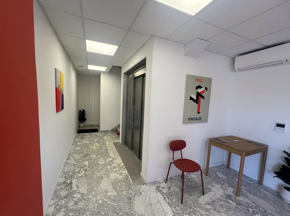 Hall d'accueil du centre d'Auriol, sol en marbre et ascenseur
