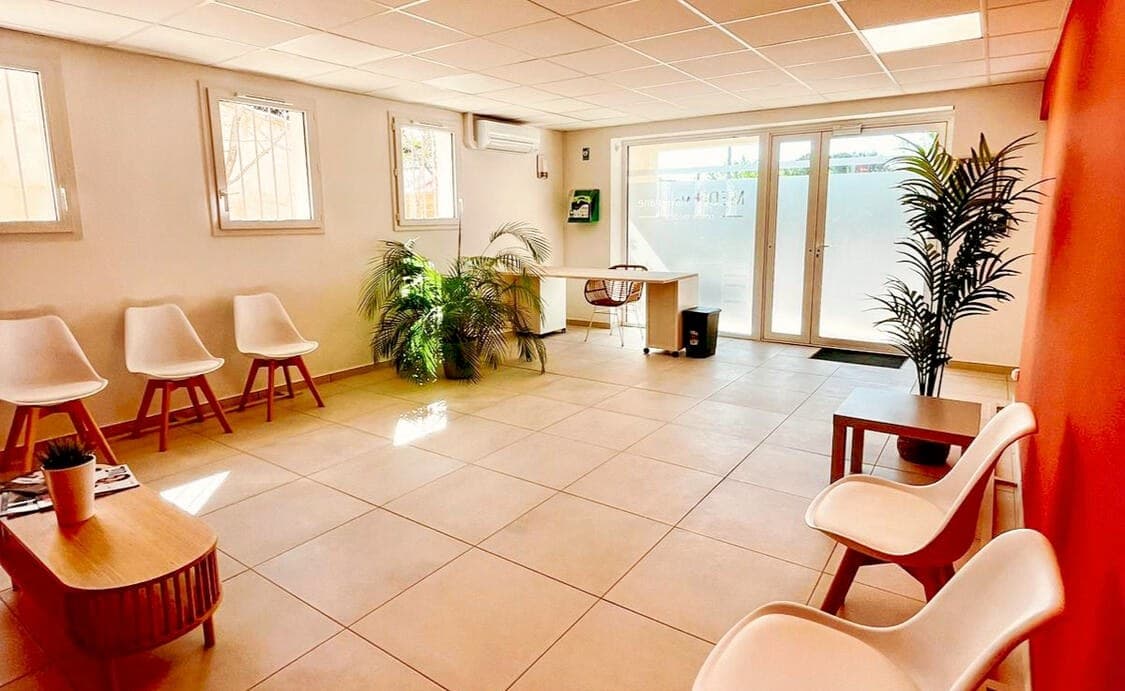 La salle d'attente principale du centre de Marignane, baignée de lumière