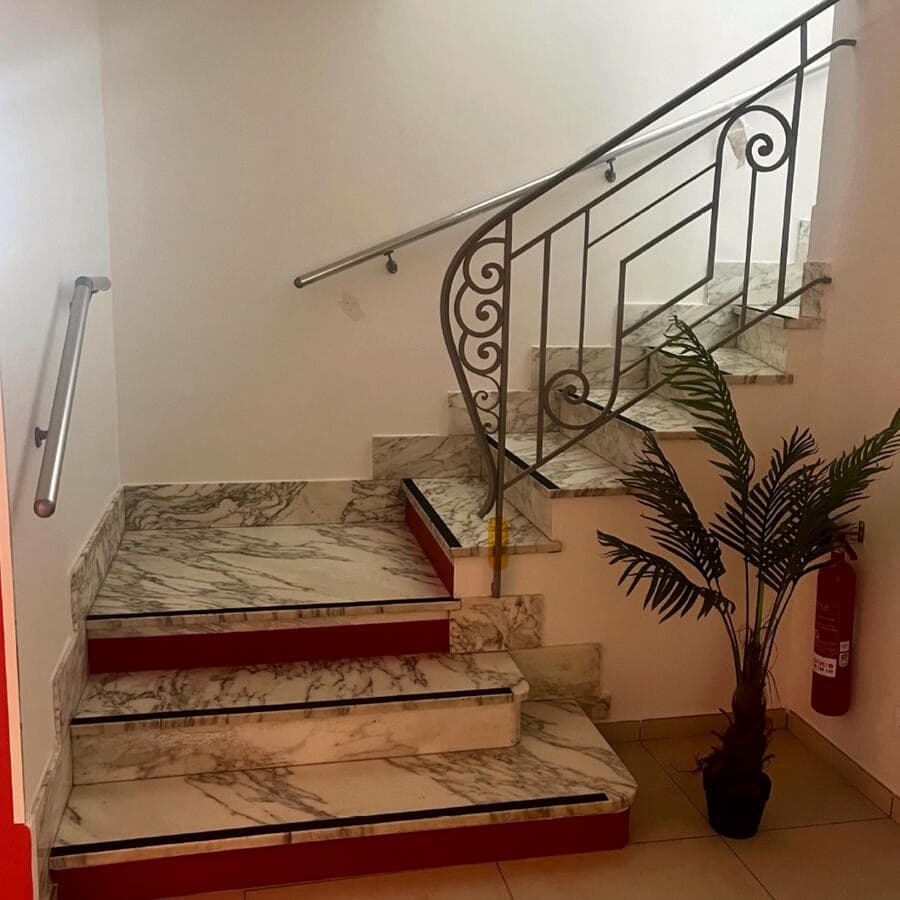 Escalier en marbre desservant les étages du centre de Marignane