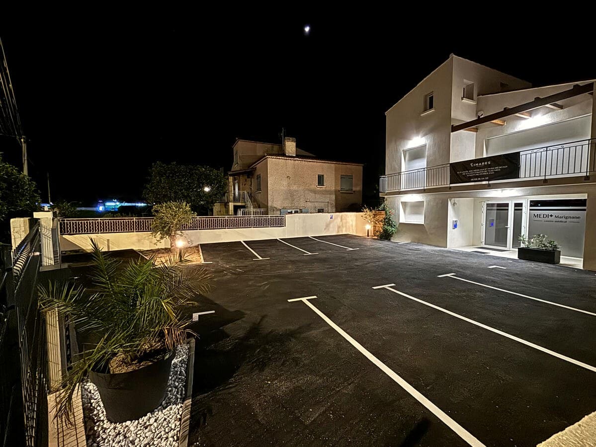 Le centre Medi+ de Marignane et son parking privatif éclairé, de nuit