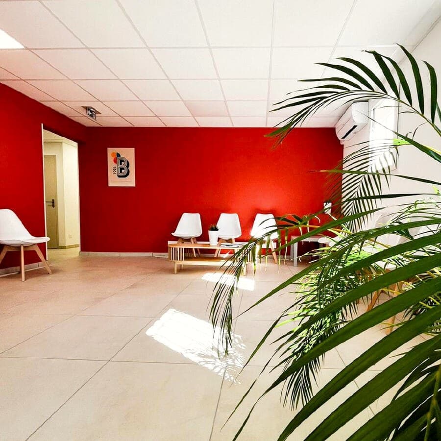 Espace d'attente aux murs rouges du centre de Marignane